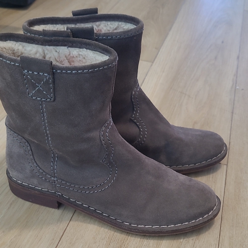 Clarks Womens Cabaret Boot Size 9 Taupe Brown Suede PullOn Lamb Sheepskin Bootie